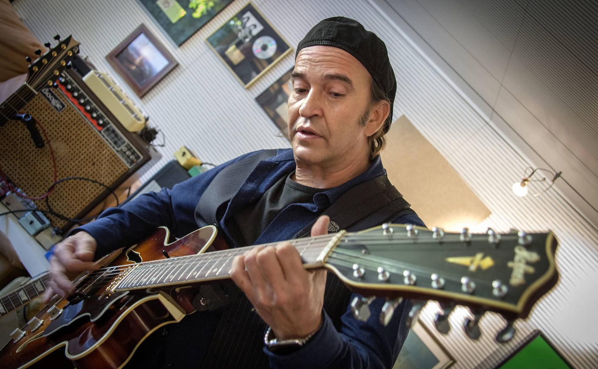Álvaro Urquijo, ensayando en su estudio de Madrid. 
