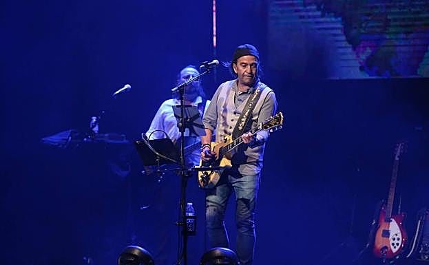 Los Secretos interpretan cerca de treinta canciones en sus conciertos. 