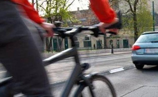 La DGT revela la cuantiosa multa para peatones y conductores por invadir el carril bici