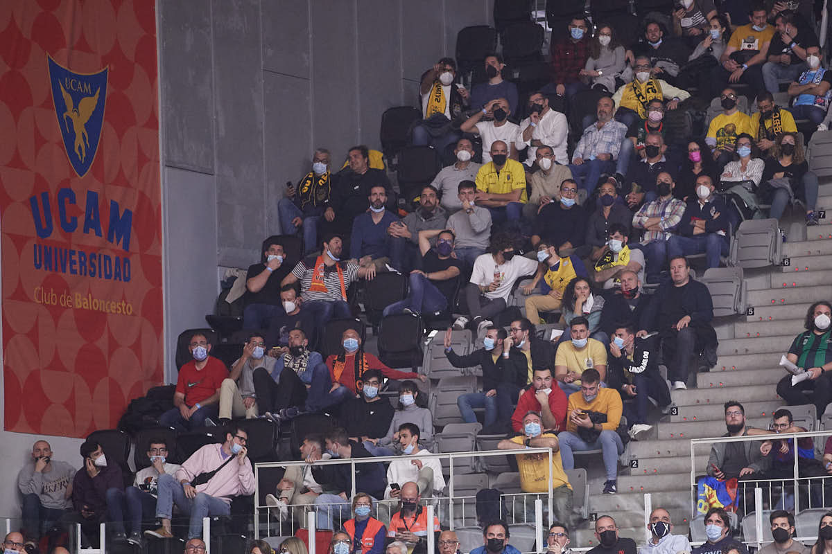 Las imágenes de las gradas del Palacio de los Deportes de Granada en el segundo encuentro de cuartos de final