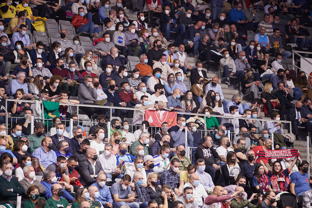 Las imágenes de las gradas del Palacio de los Deportes de Granada en el segundo encuentro de cuartos de final