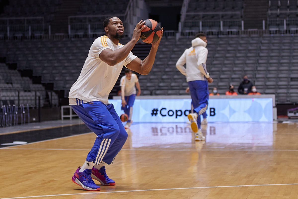 Los de Laso entrenan en la instalación del Zaidín antes del choque ante el Breogán Lugo