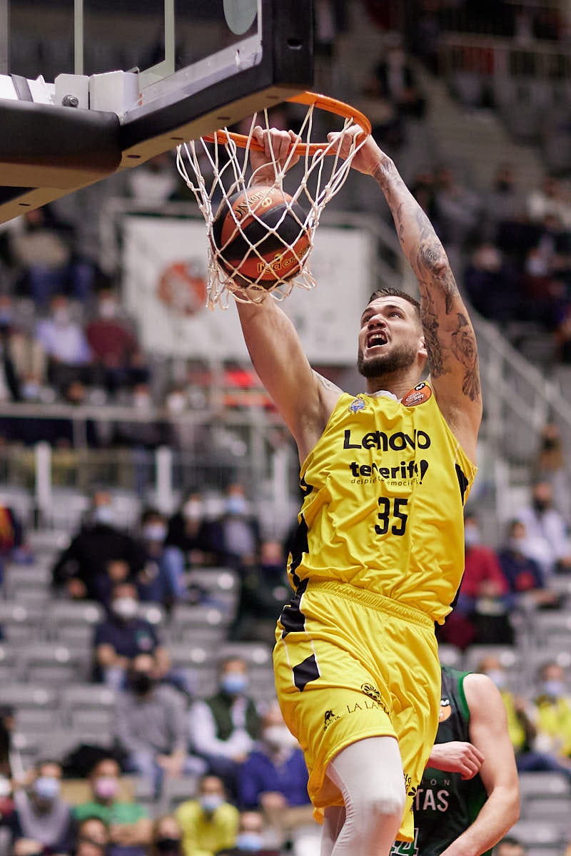 Todas las fotos del primer encuentro de cuartos de la Copa del Rey de Baloncesto que se celebra en Granada