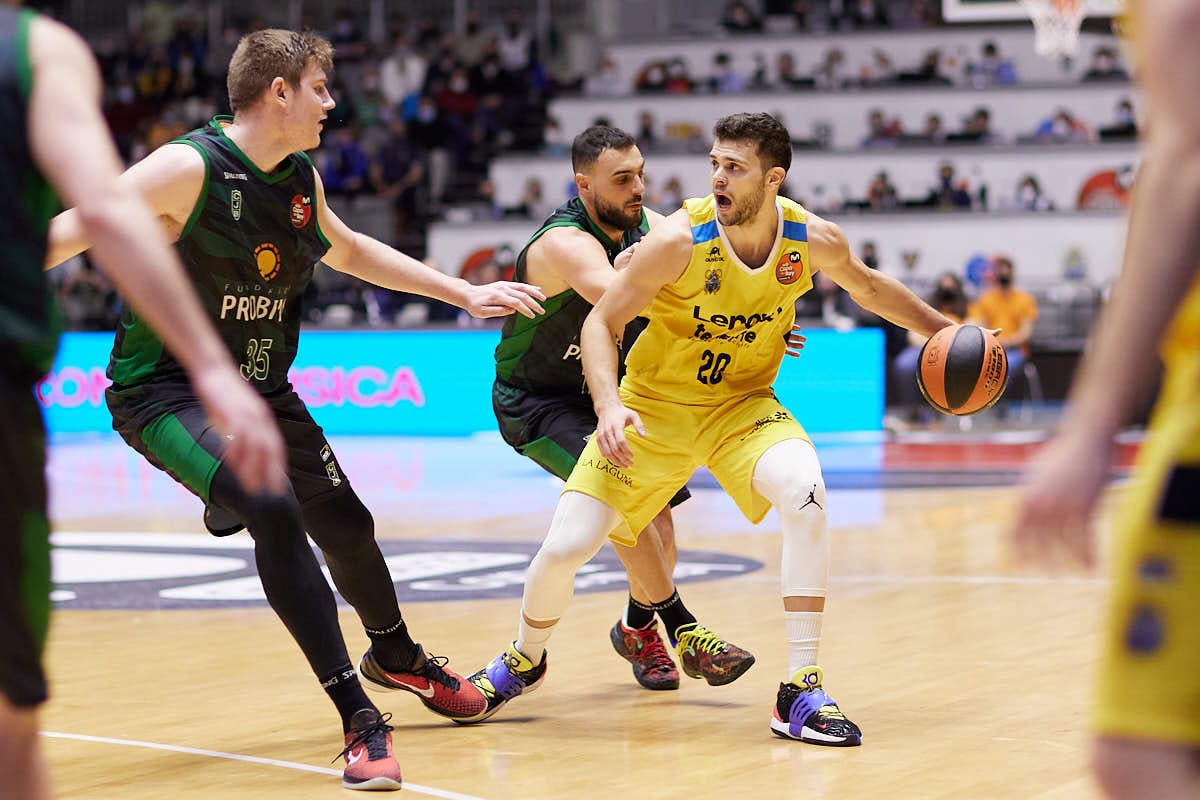 Todas las fotos del primer encuentro de cuartos de la Copa del Rey de Baloncesto que se celebra en Granada