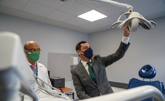Juanma Moreno, en el acto de inauguración del centro de salud en El Puerto. 