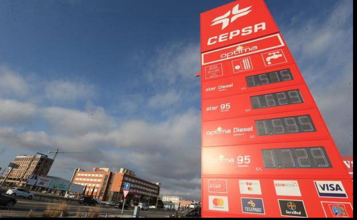 Tótem de una gasolinera, donde se pueden ver los precios actuales. 