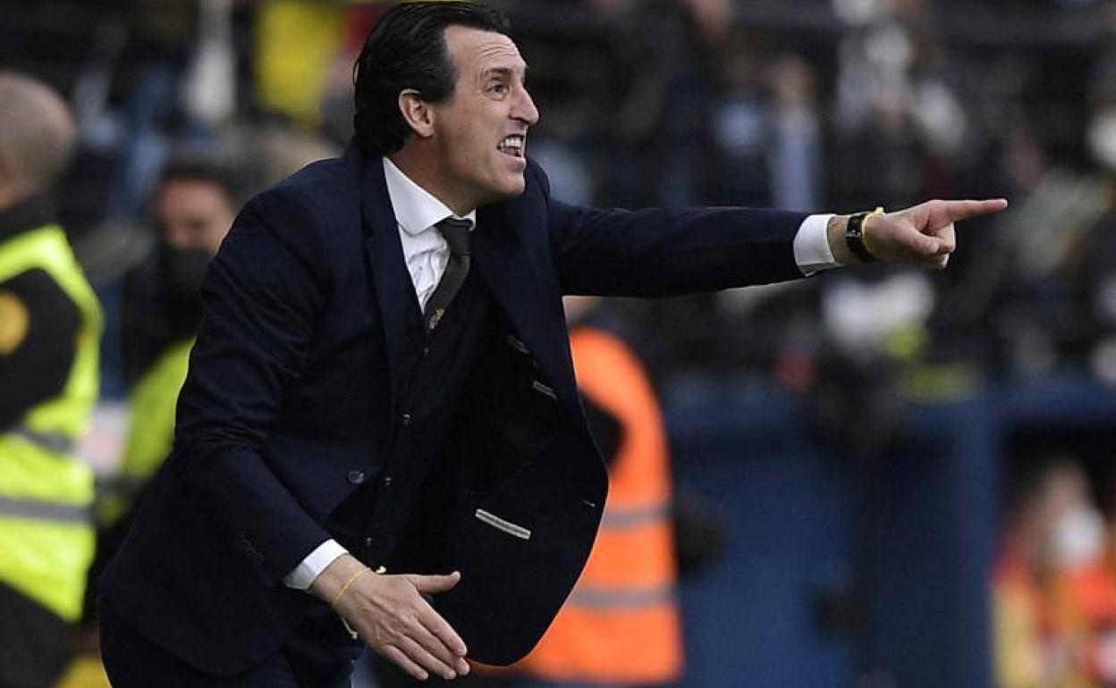 Unai Emery da indicaciones durante el partido frente al Real Madrid. 