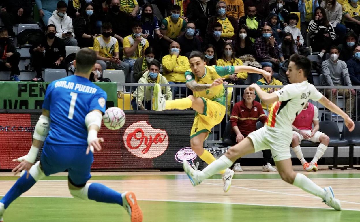 El gaditano Jesús Aicardo estuvo muy activo durante todo el partido. 