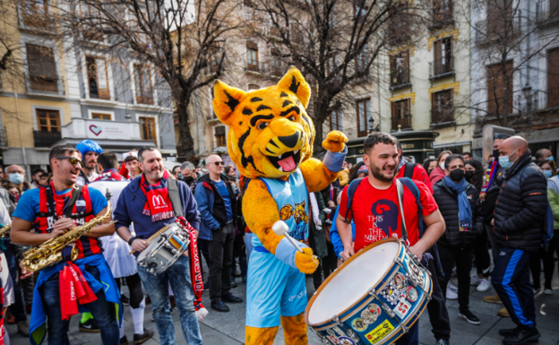 Imagen principal - La charanga del Baskonia alegra Bibrambla.