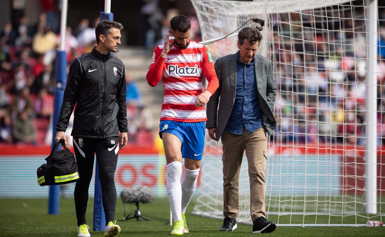 Gonalons se marcha caminando con gestos de dolor. 