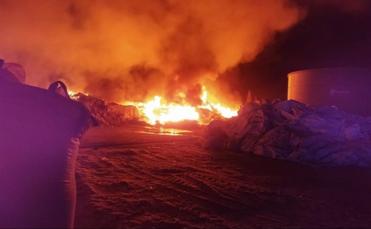 Sofocado un incendio tras seis horas en una planta de gestión de residuos de Guadix