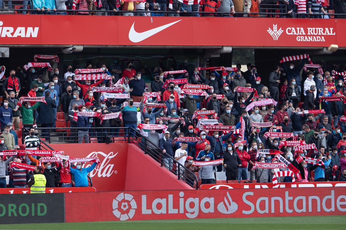 Fotos: Encuéntrate en la grada de Los Cármenes en el Granada-Villarreal