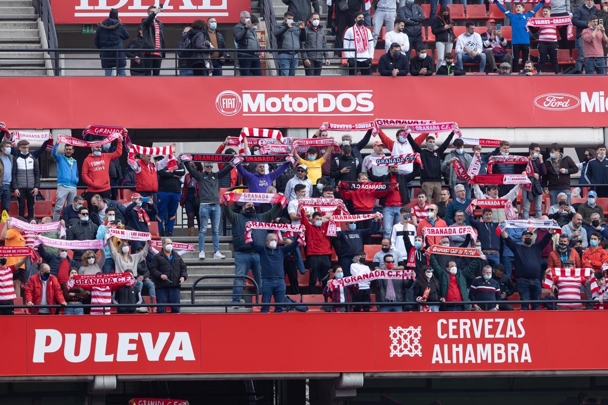Fotos: Encuéntrate en la grada de Los Cármenes en el Granada-Villarreal