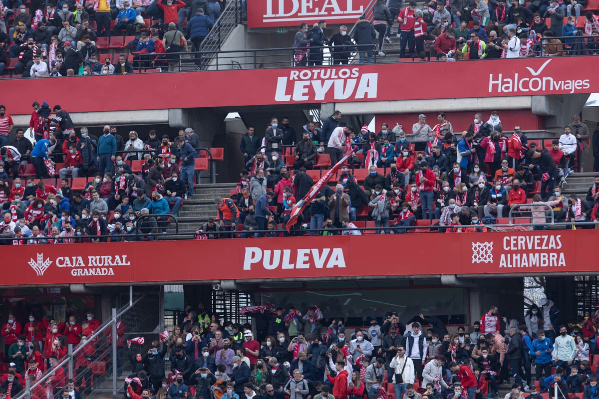 Fotos: Encuéntrate en la grada de Los Cármenes en el Granada-Villarreal
