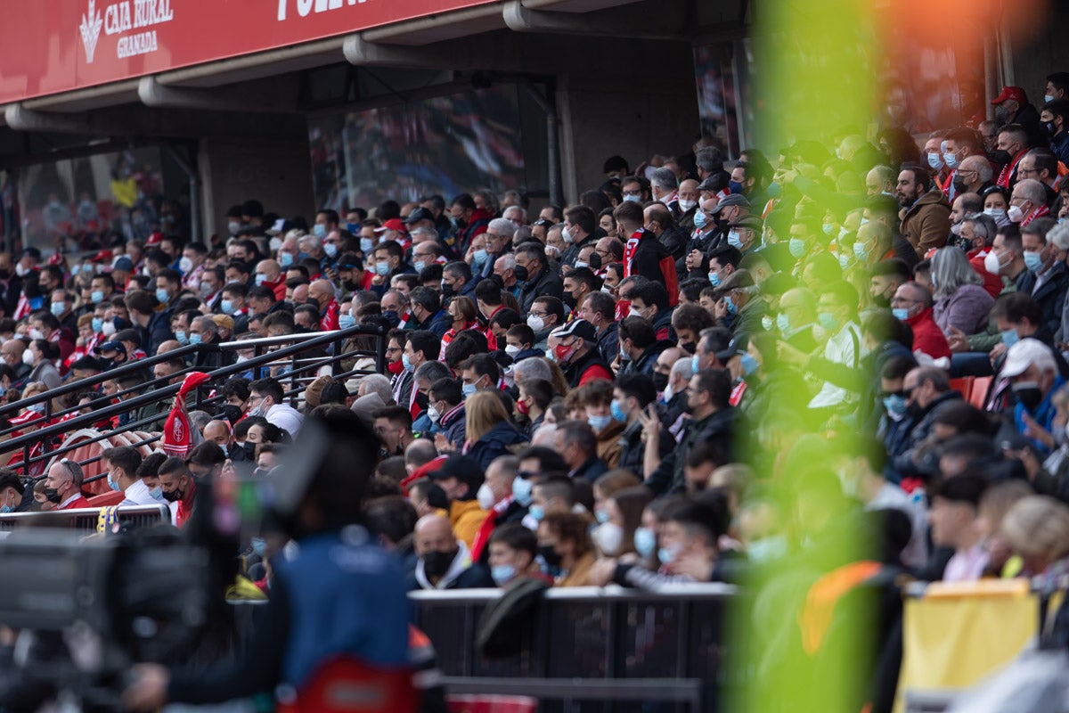 Fotos: Encuéntrate en la grada de Los Cármenes en el Granada-Villarreal