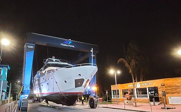 El megayate varado en la playa de Carchuna ya está en depósito