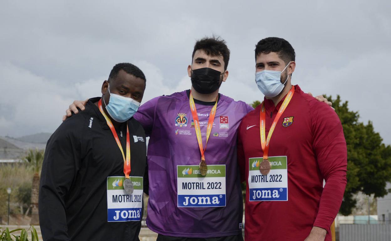 Podio del lanzamiento de disco con el motrileño Lorenzo Hernández (derecha) instalado en el tercer puesto. 