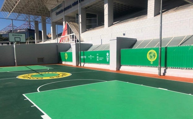 Cancha de baloncesto con vidrio reciclado.