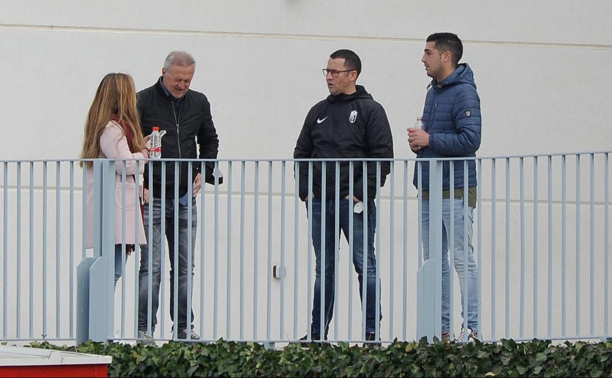 Patricia Rodríguez reúne a la dirección deportiva del club durante el partido del filial.