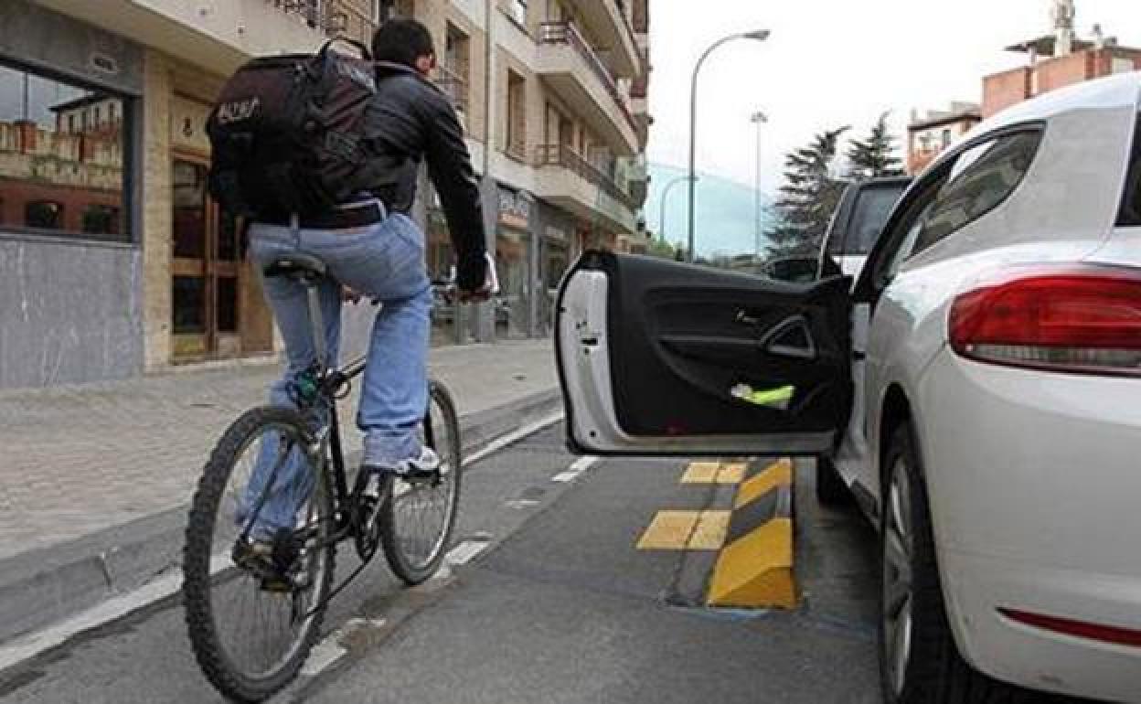 La DGT avisa de las multas de más de 200 euros por bajarse mal del coche