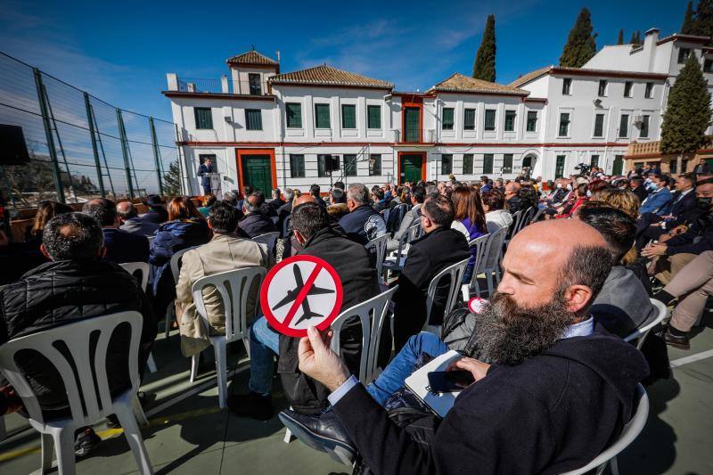 El director del Puerto de Motril, en primer plano entre los participantes en el acto reivindicativo. 