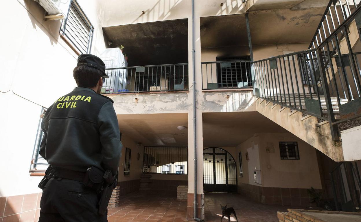 Un agente de la Guardia Civil en un servicio en Las Gabias.