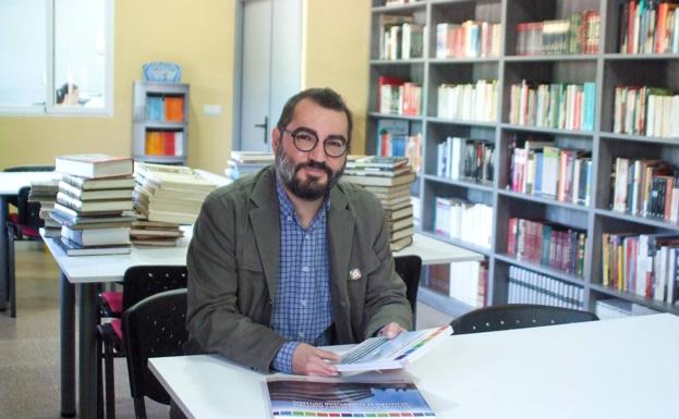 Antonio Tejada en la biblioteca. 