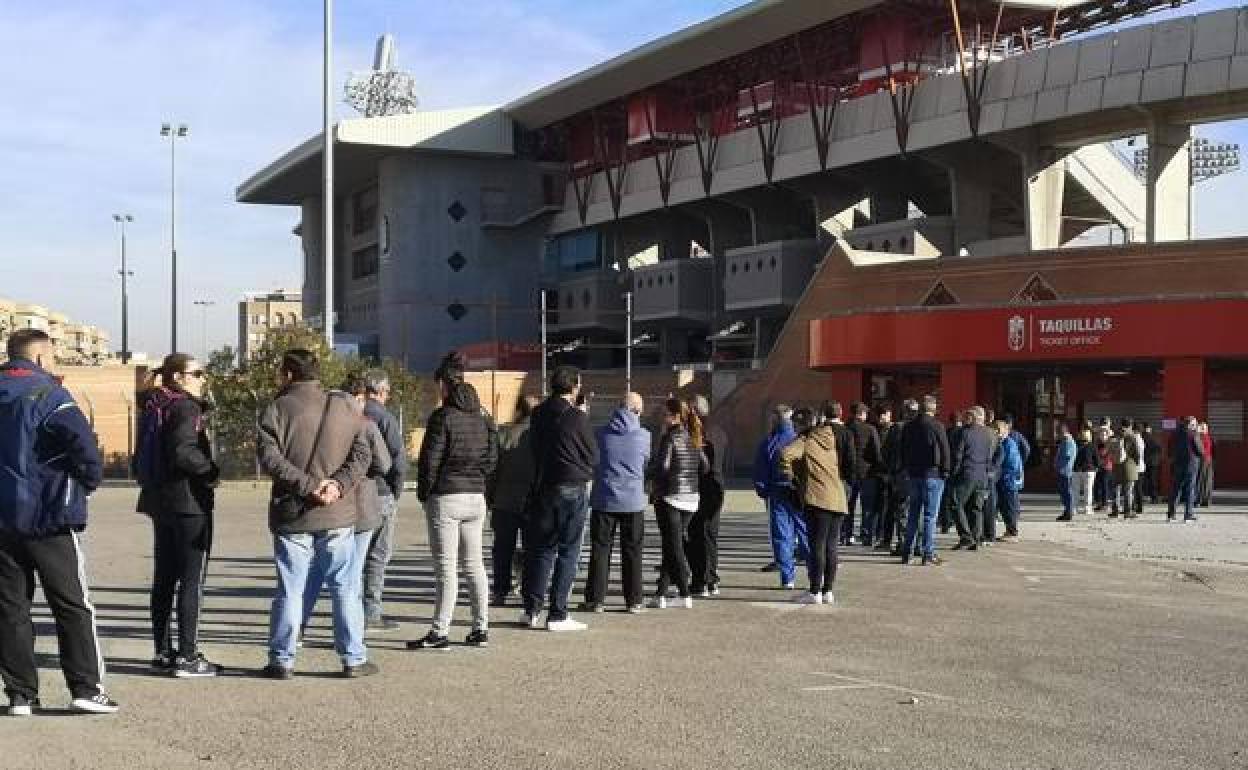 Colas en las taquillas de Los Cármenes. 