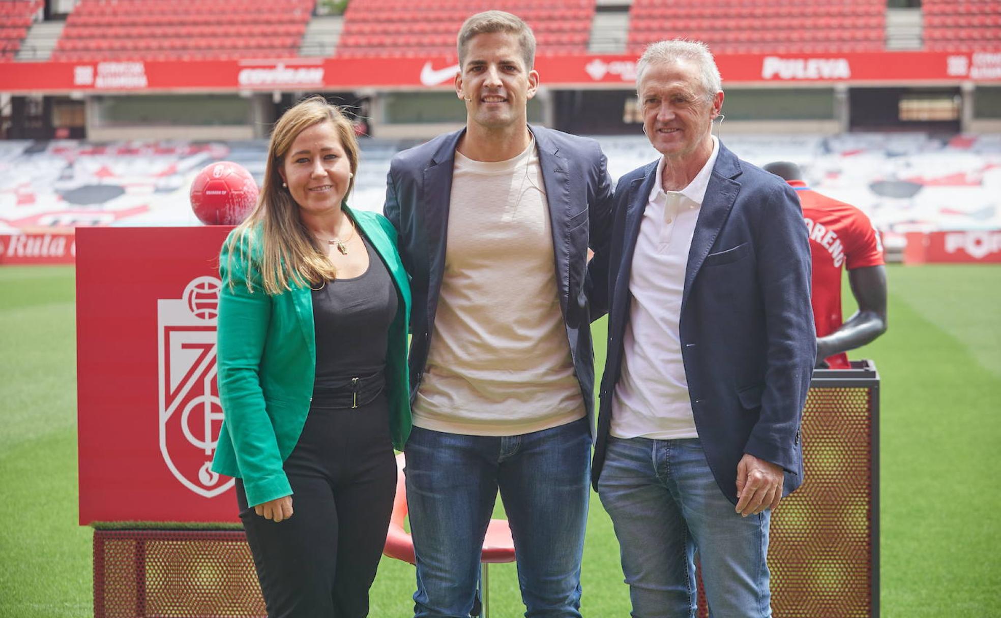 Patricia Rodríguez, junto a Robert Moreno y Pep Boada, en la presentación oficial del entrenador.