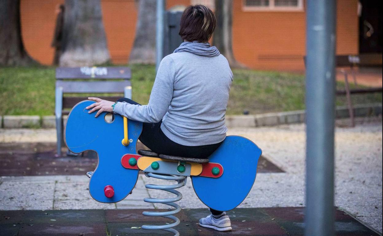 Una mujer maltratada por su pareja cuenta su infierno en un parque de Murcia.