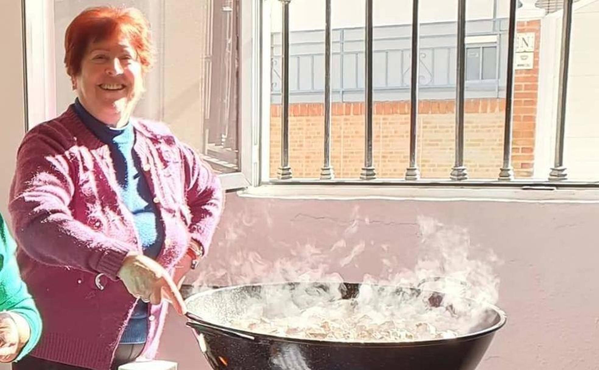 Piedad Aguilar, preparando una comida popular en el municipio. 