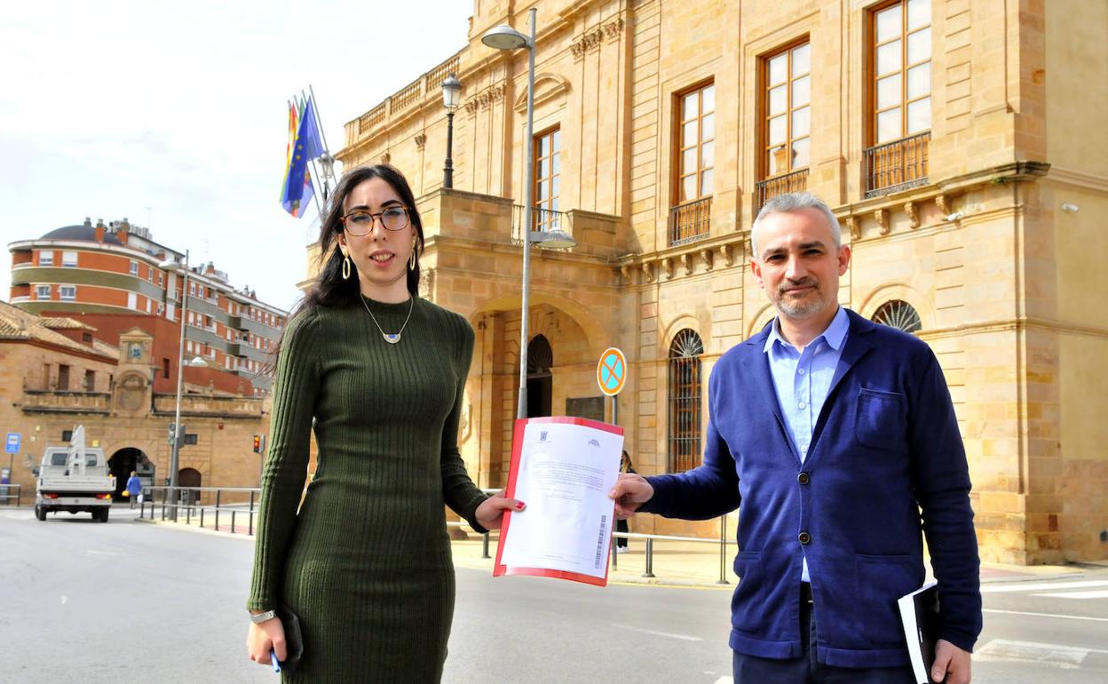 Sheila Carmona y Javier Palacios, portavoces municipales de IU y PSOE, con el escrito de la moción. 