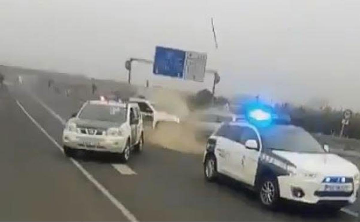La Guardia Civil de Granada intercepta a un conductor 'suicida'.