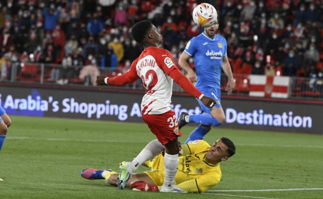 Ramazani pelea un balón ante el Fuenlabrada.