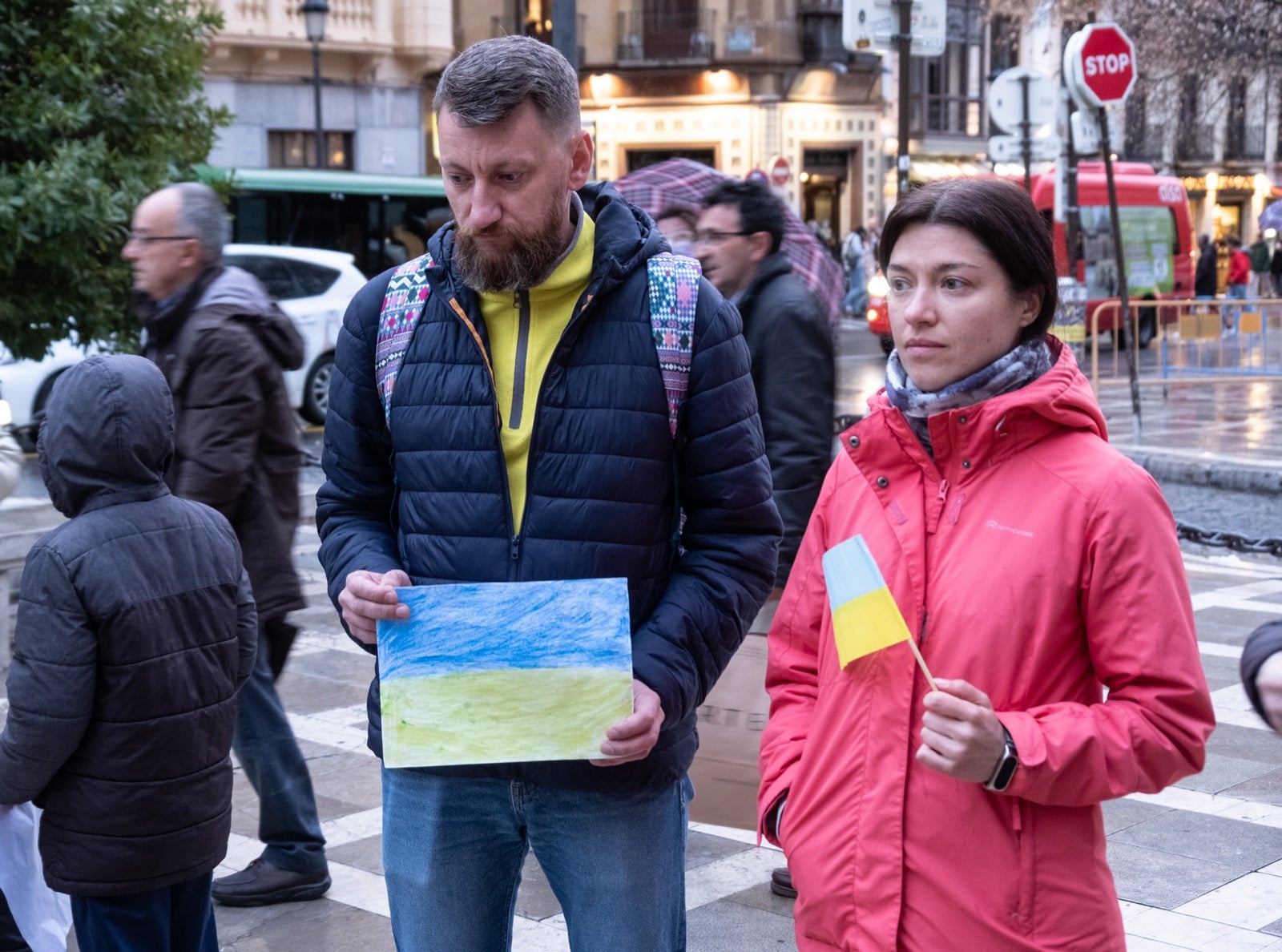 Numerosos ucranianos y también vecinos de la capital se han dado cita en la tarde de este viernes para gritar contra la invasión de Putin