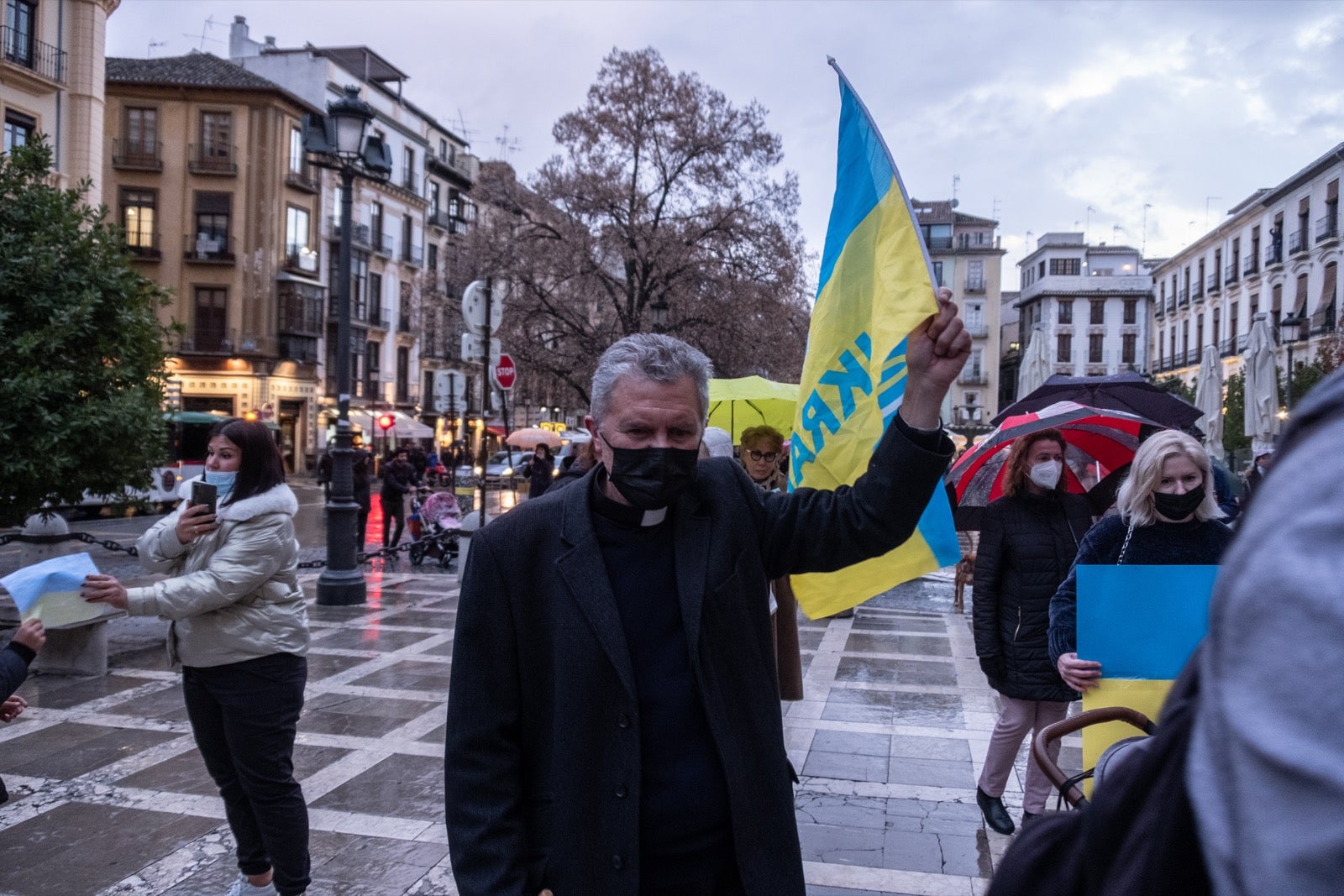 Numerosos ucranianos y también vecinos de la capital se han dado cita en la tarde de este viernes para gritar contra la invasión de Putin