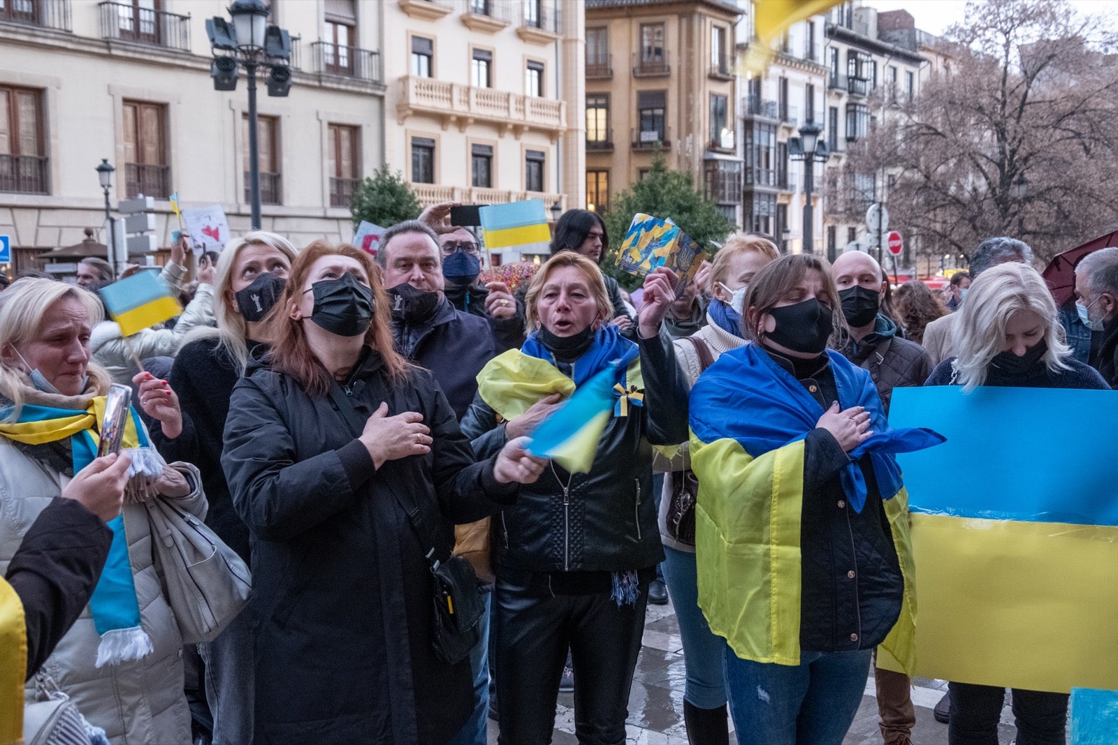 Numerosos ucranianos y también vecinos de la capital se han dado cita en la tarde de este viernes para gritar contra la invasión de Putin