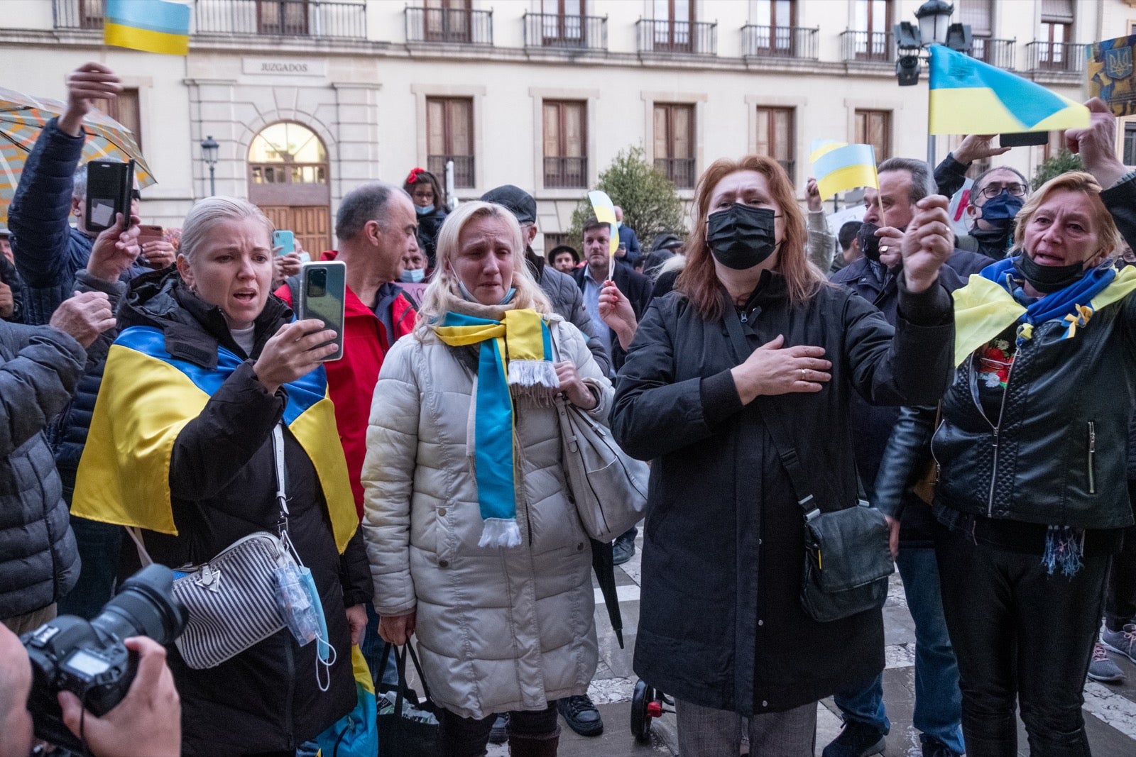 Numerosos ucranianos y también vecinos de la capital se han dado cita en la tarde de este viernes para gritar contra la invasión de Putin
