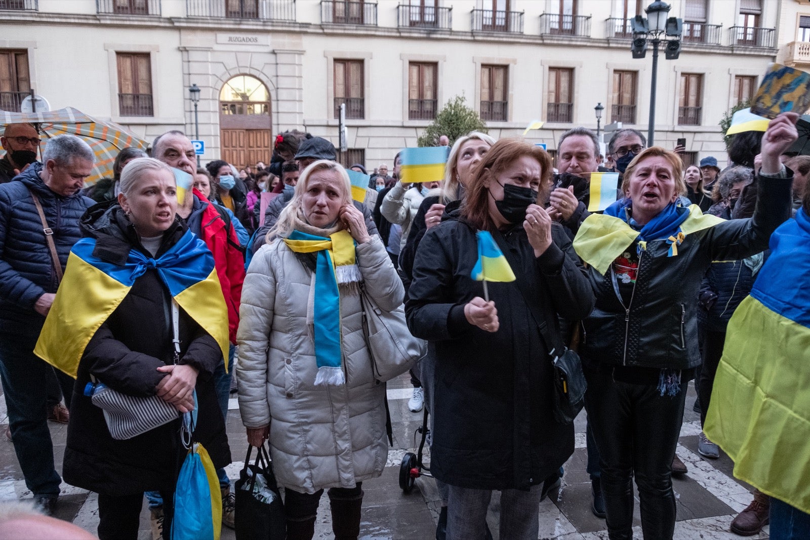 Numerosos ucranianos y también vecinos de la capital se han dado cita en la tarde de este viernes para gritar contra la invasión de Putin