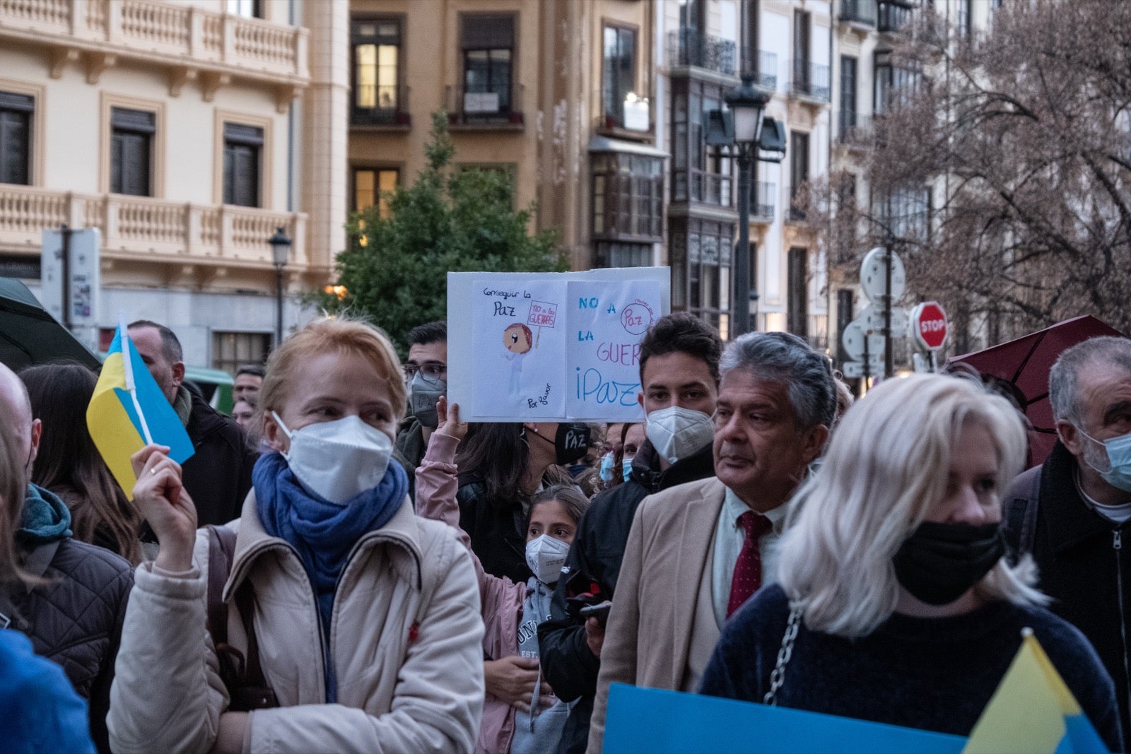 Numerosos ucranianos y también vecinos de la capital se han dado cita en la tarde de este viernes para gritar contra la invasión de Putin