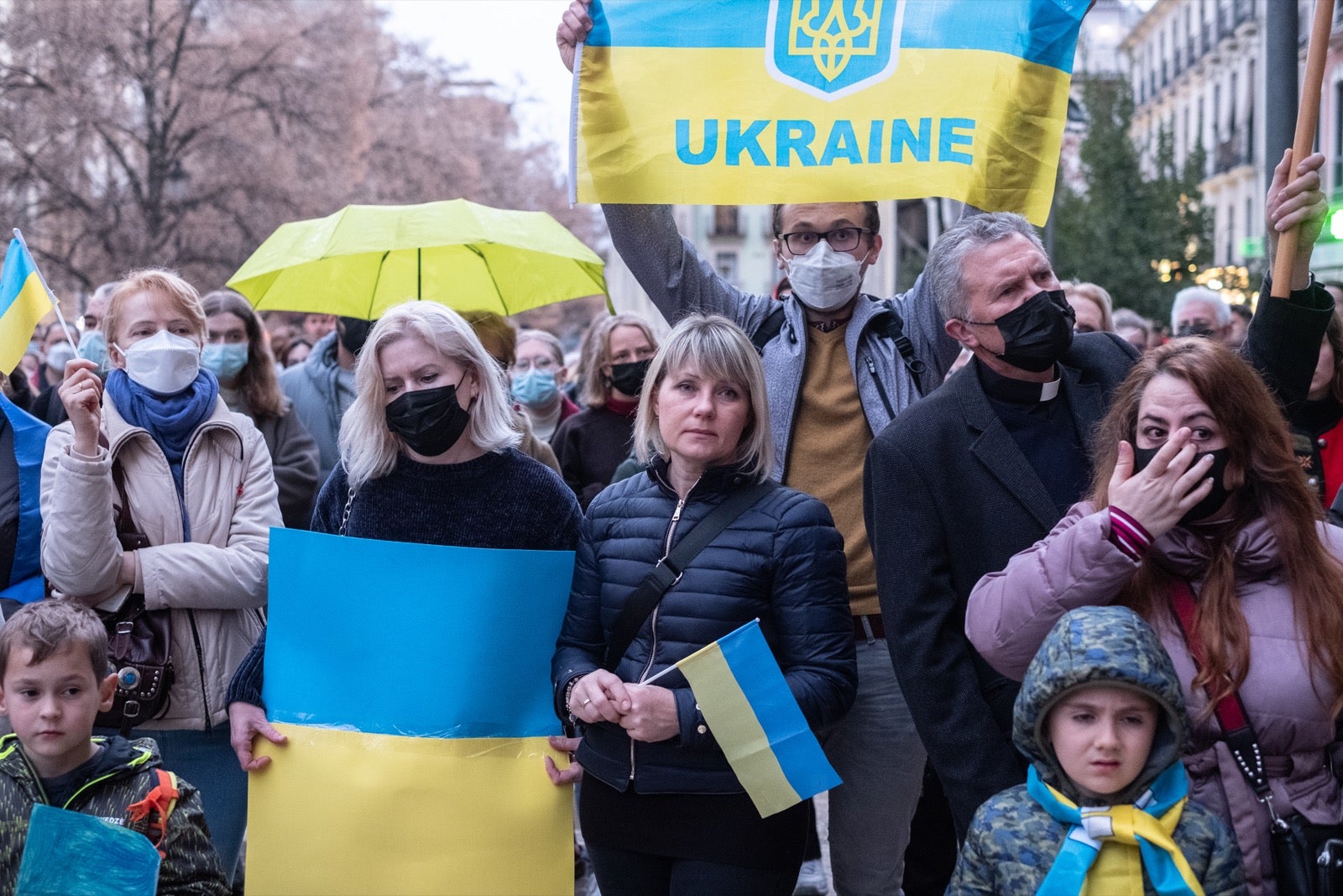 Numerosos ucranianos y también vecinos de la capital se han dado cita en la tarde de este viernes para gritar contra la invasión de Putin