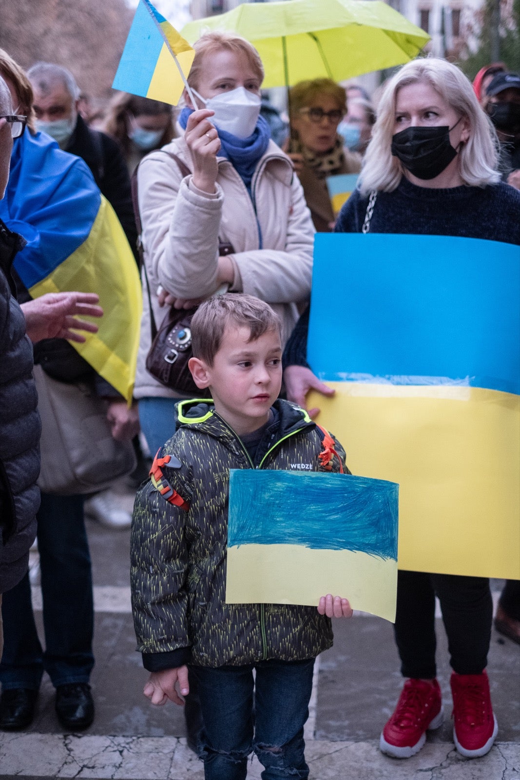 Numerosos ucranianos y también vecinos de la capital se han dado cita en la tarde de este viernes para gritar contra la invasión de Putin