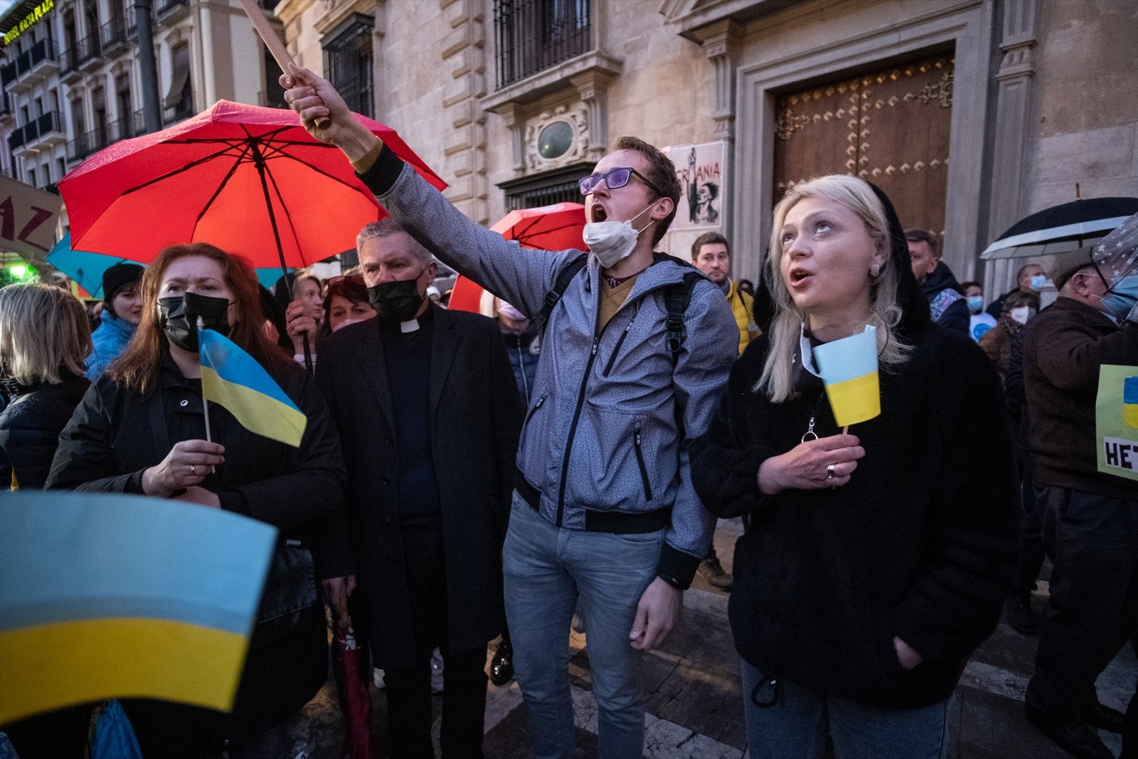 Numerosos ucranianos y también vecinos de la capital se han dado cita en la tarde de este viernes para gritar contra la invasión de Putin