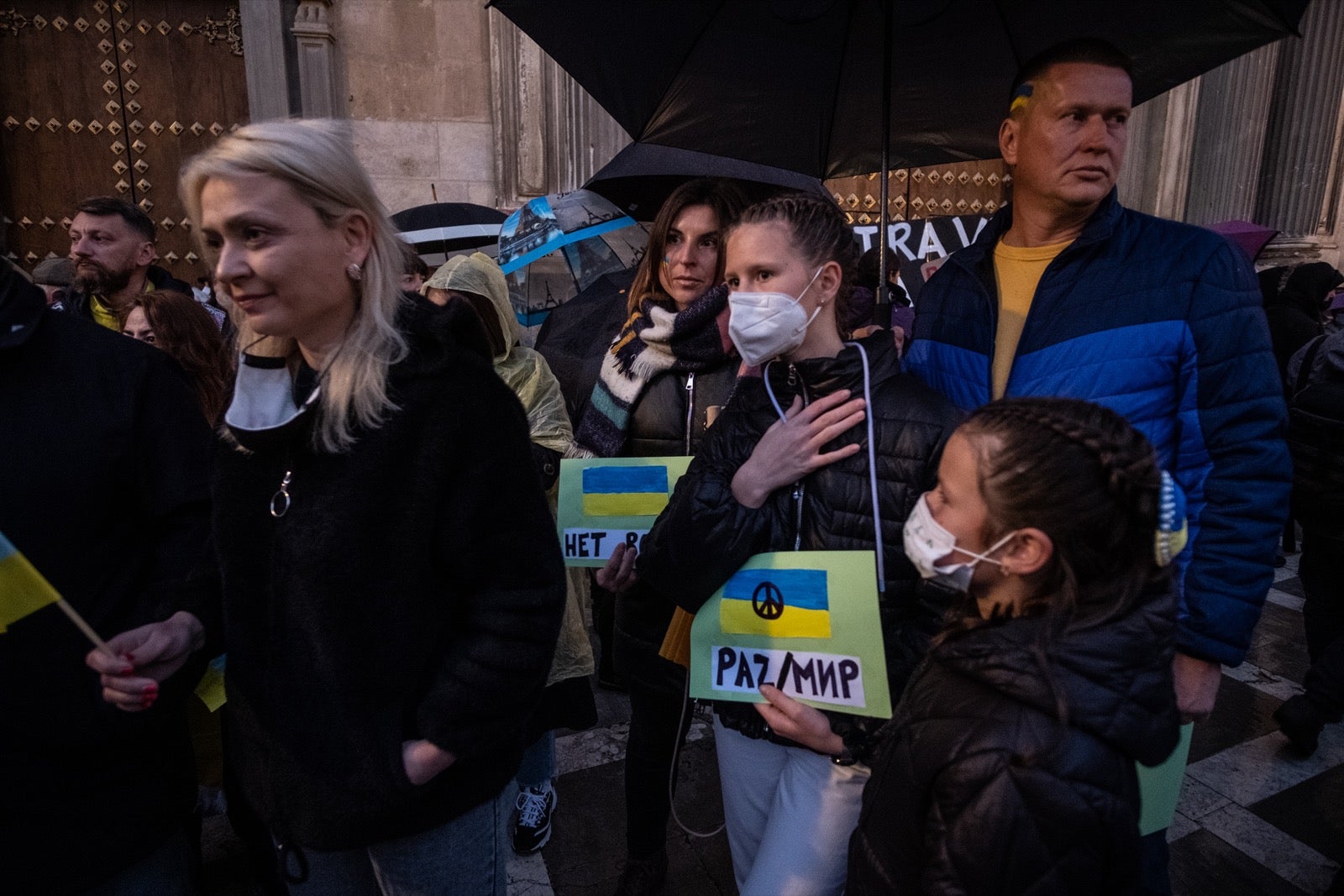 Numerosos ucranianos y también vecinos de la capital se han dado cita en la tarde de este viernes para gritar contra la invasión de Putin