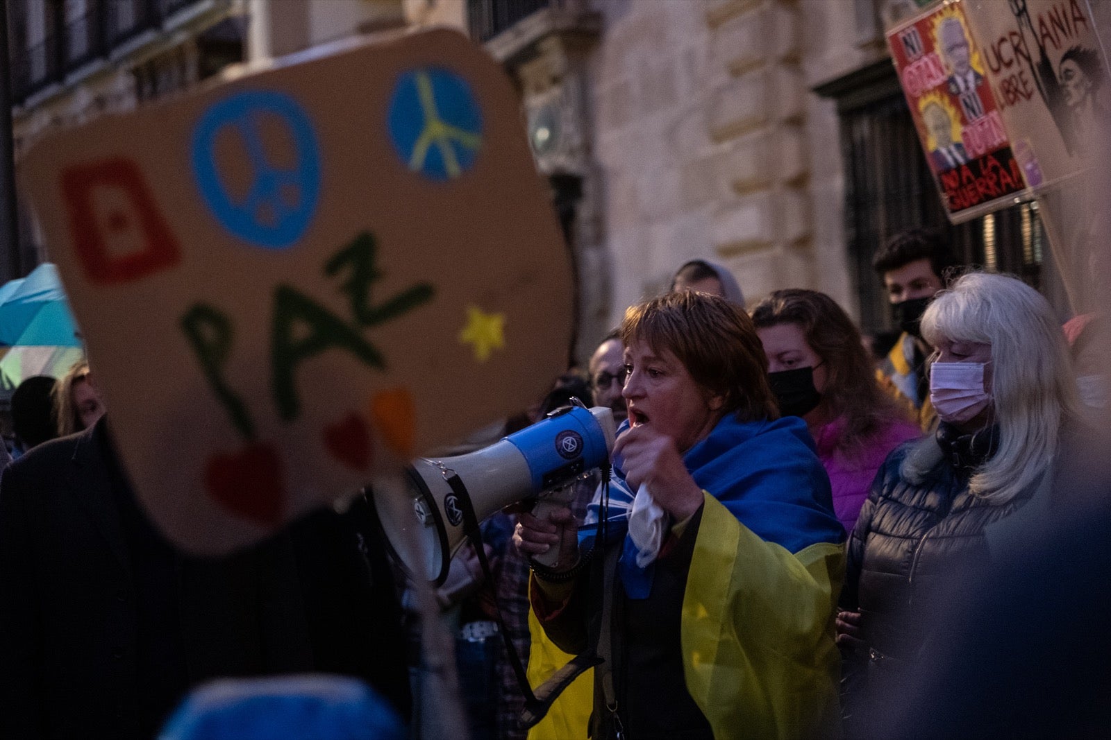 Numerosos ucranianos y también vecinos de la capital se han dado cita en la tarde de este viernes para gritar contra la invasión de Putin
