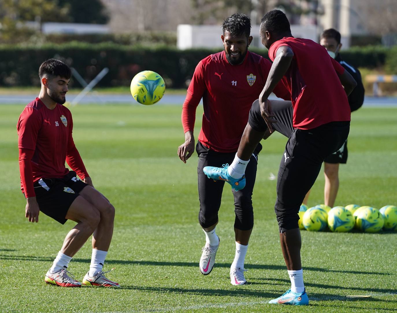 Dyego Sousa y Sadiq Umar sonríen con el balón y con uno de sus socios, Arnau Puigmal, en un entrenamiento. 
