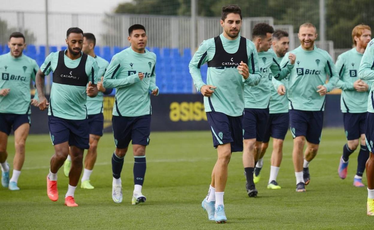 Calentamiento antes de un entrenamiento del Cádiz esta semana. 