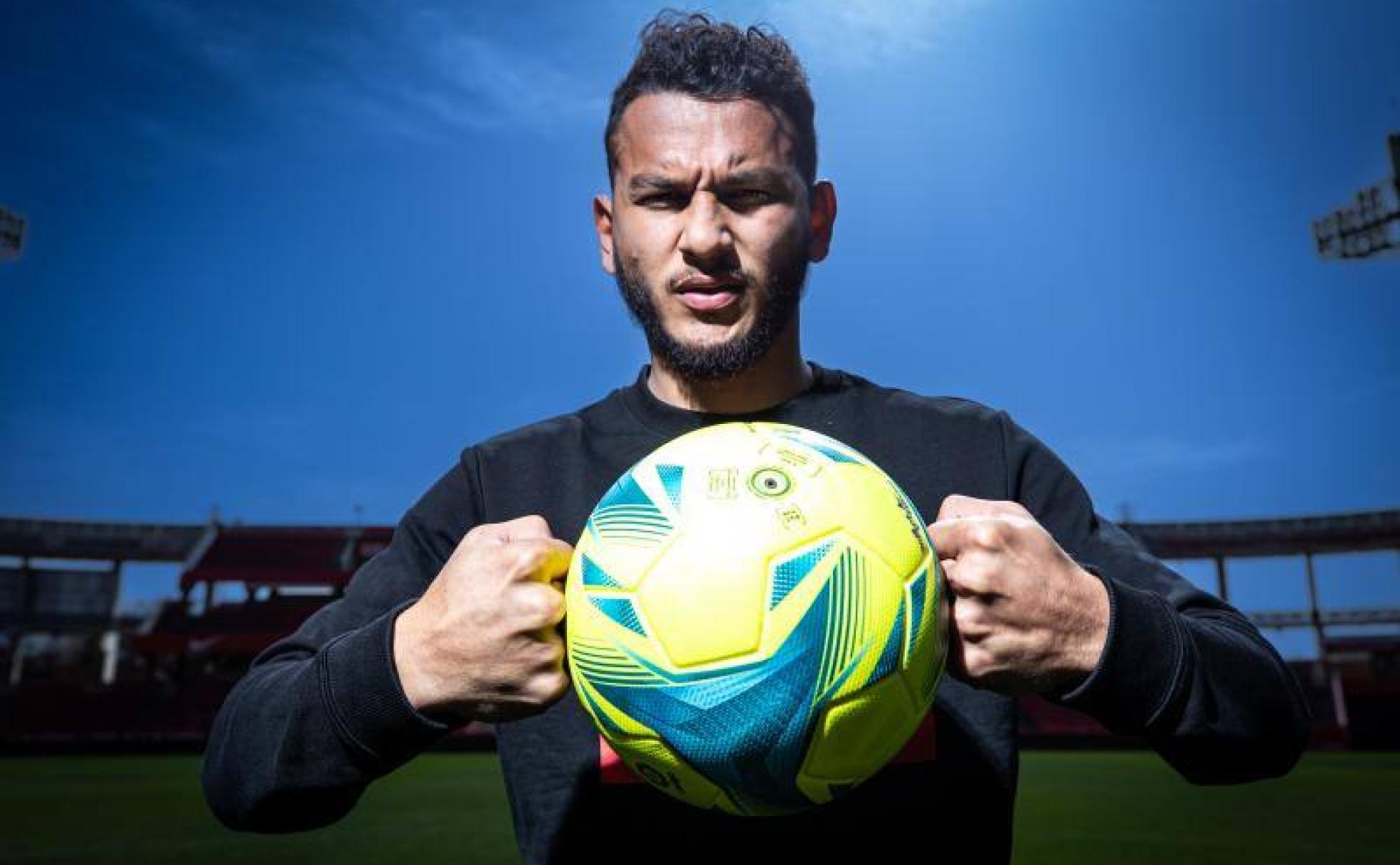 Luis Suárez aprieta un balón amarillo en Los Cármenes tras un entrenamiento del equipo esta semana. 