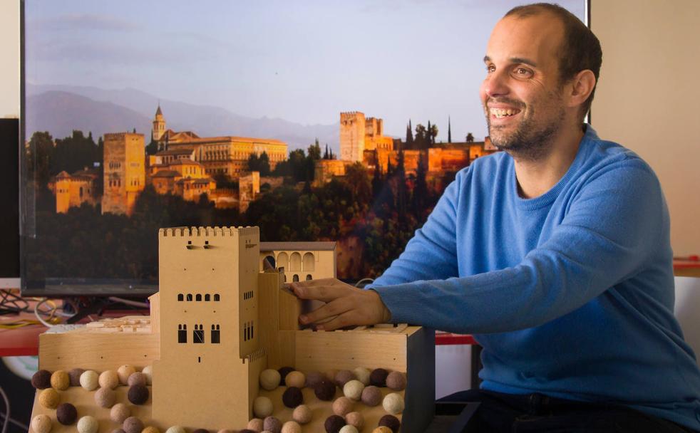 Óscar Linde, ciego, descubre el Palacio de Comares con sus manos. 