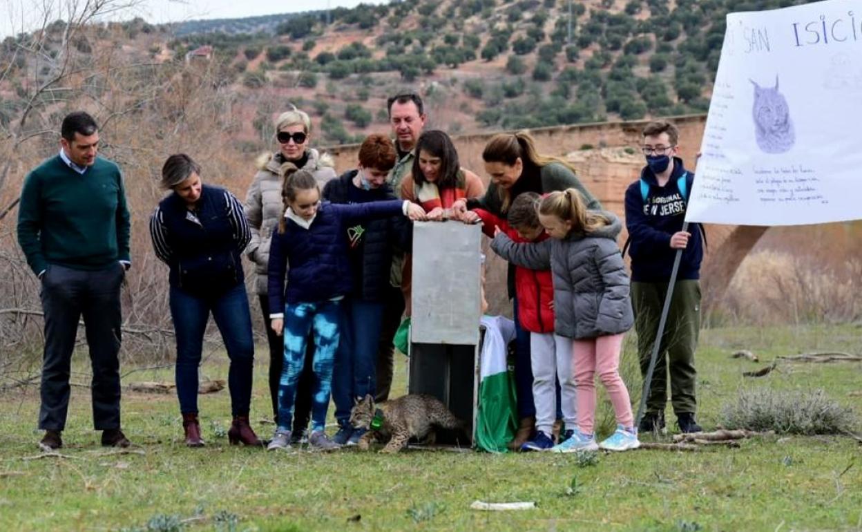 Suelta del animal por los alumnos del colegio de Cazorla. 